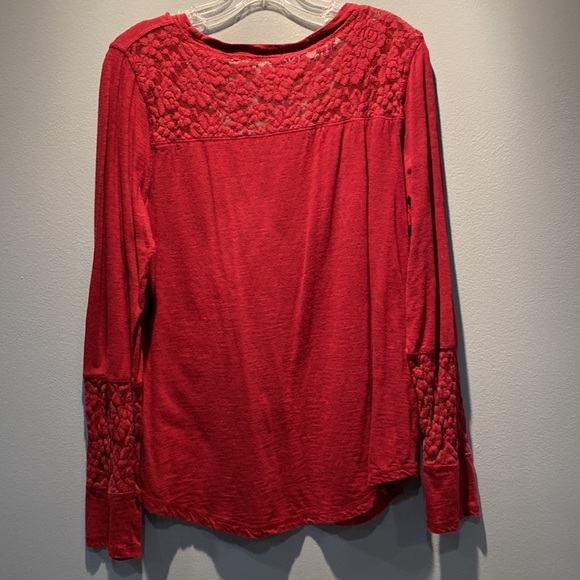 Lace accent top - Picture 2 of 2